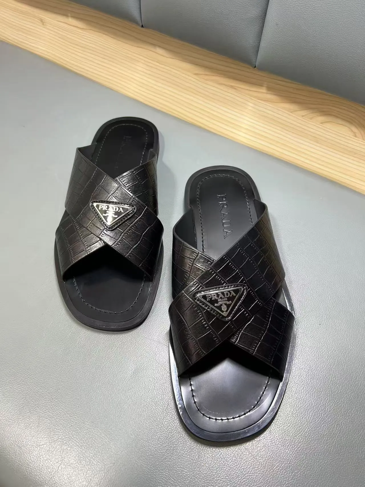340💰PRADA Prada’s latest slippers are synchronized with the official website. This slipper is made of the brand’s unique and iconic Saffiano leather. The brand logo jumps out from the double straps, and the brand style is clearly visible. Cowhide gives men elegant charm and functional design, making it an ideal choice for vacation and leisure. Size:38-45